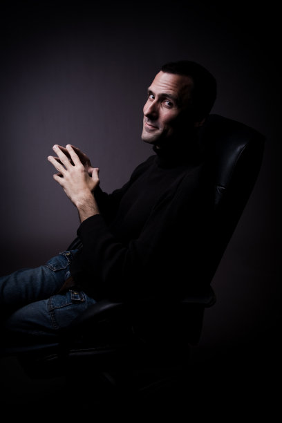 有权势的男人对着镜头微笑图片下载