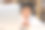 亚洲男孩坐在笔记本电脑前图片下载