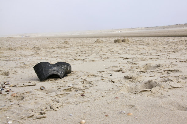 沙滩上的空鞋图片下载