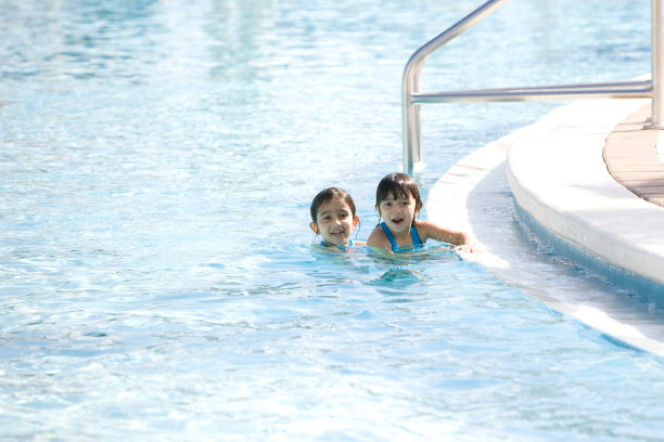 在游泳池里游泳图片下载