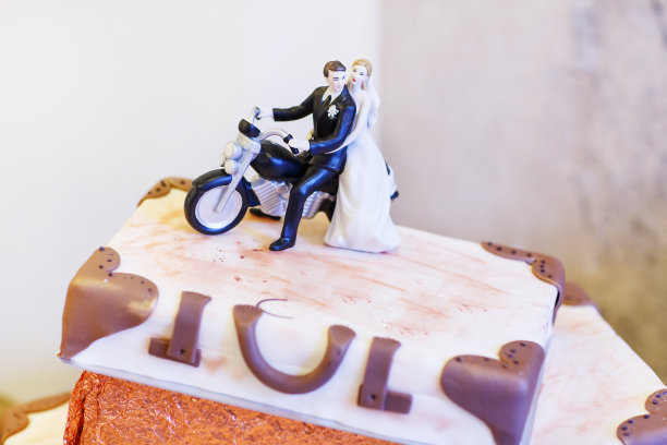 漂亮的三层白色婚礼蛋糕。图片下载