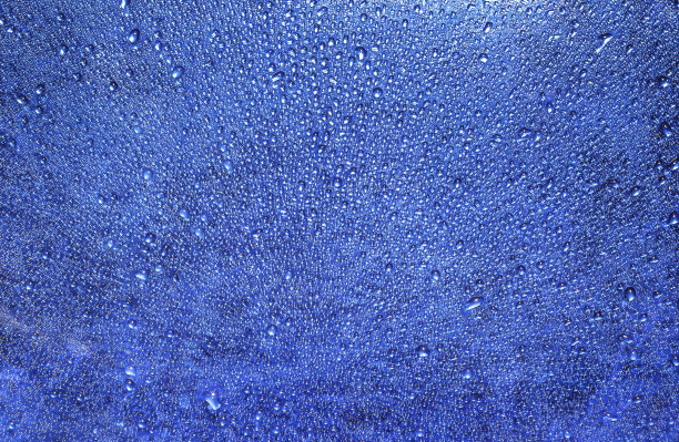 蓝色背景上的水滴图片下载