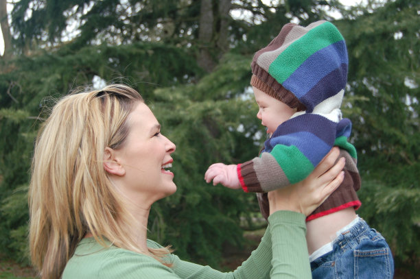 跳跃的小男孩图片下载
