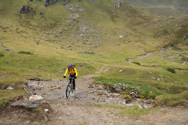骑着山车穿过一条小山涧图片下载