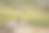 骑着山车穿过一条小山涧图片下载