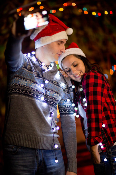 情侣在新年前夕自拍图片下载