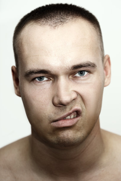 愤怒的脸。图片下载