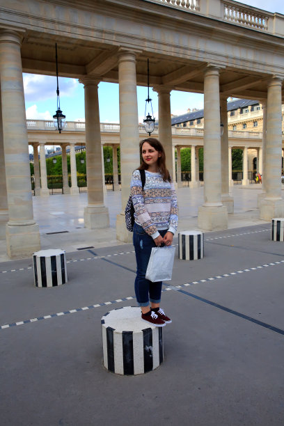 学生女孩在城市里玩得很开心图片下载