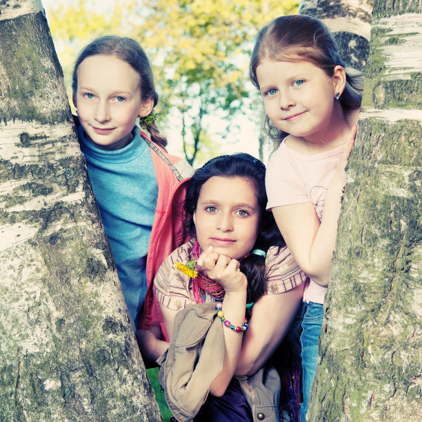 三个女孩在公园里图片下载