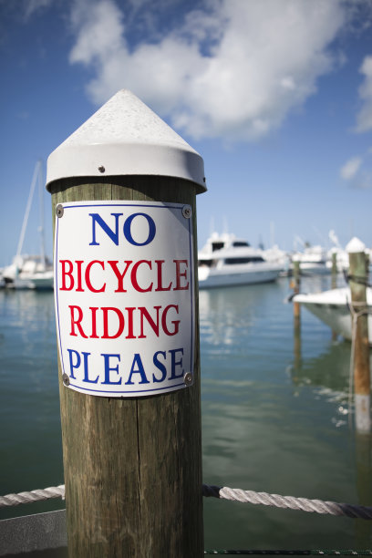 “没有自行车riding&quot;签在码头的一根木头上图片下载