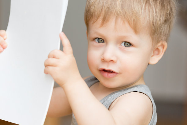 婴儿用一张纸。图片下载