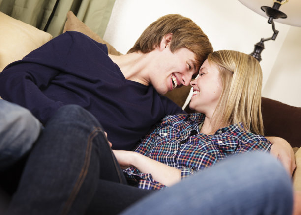 年轻夫妇放松图片下载