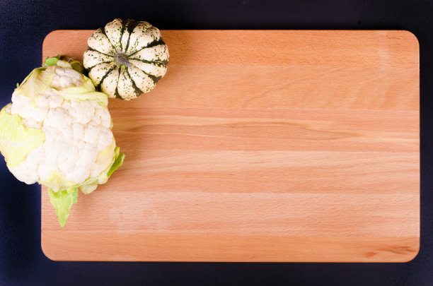 木制背景上的有机菜花和南瓜图片下载