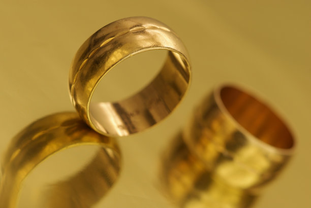 直立婚戒图片下载