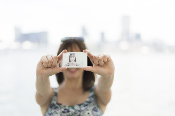 一个阳光明媚的女人的自画像图片下载