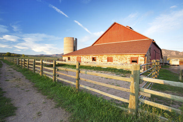 日出红谷仓图片下载