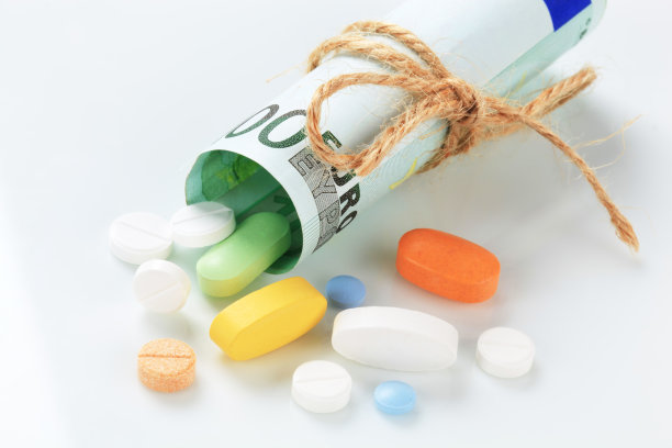 滚钱和药丸图片下载