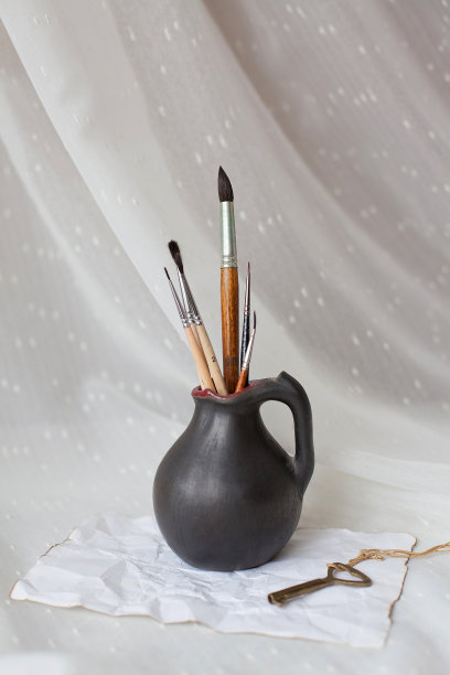 黑色陶罐和刷子图片下载