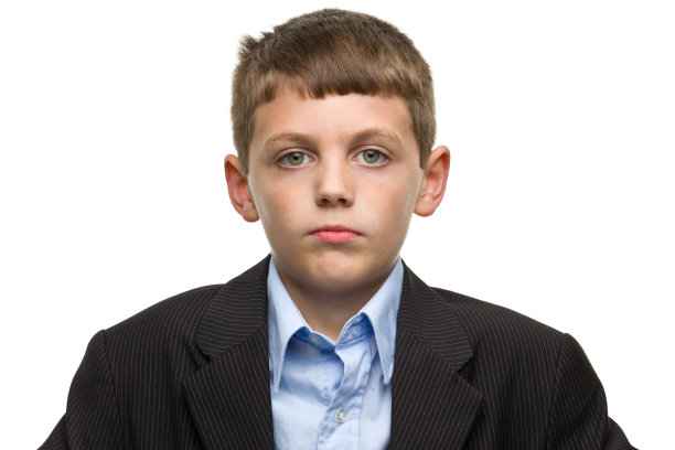 严重的男孩肖像图片下载