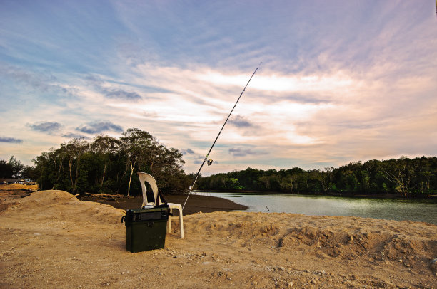 钓竿，椅子和钓鱼设备图片下载