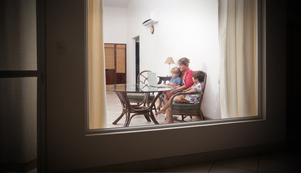 和妈妈在家里上网图片下载