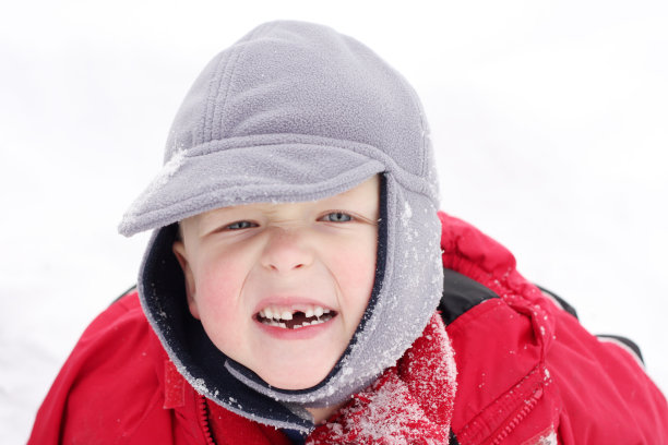 男孩炫耀他的缺牙图片下载