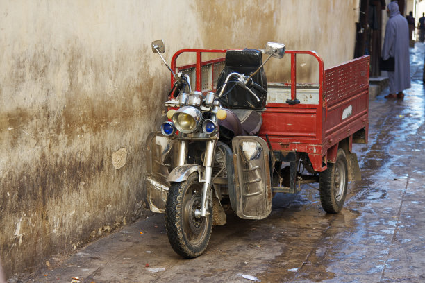 非斯麦地那的三轮摩托车。摩洛哥。图片下载
