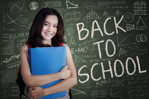 迷人的少女站在课堂上图片下载