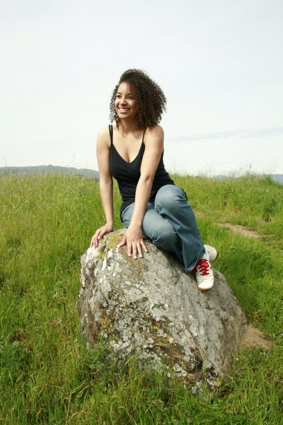 岩石上的快乐肖像图片下载