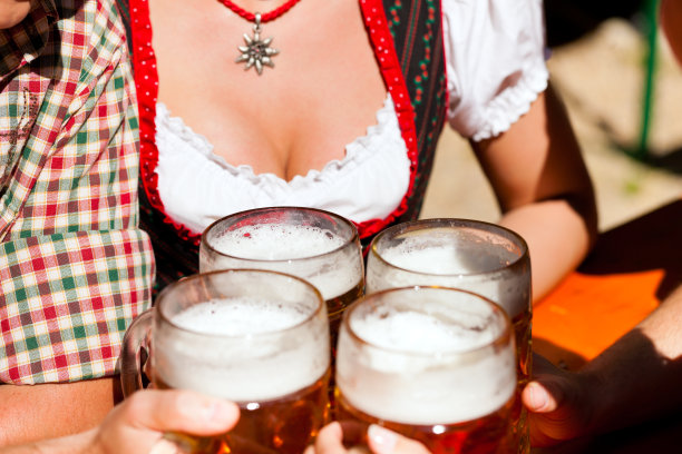 夏日花园里的新鲜啤酒图片下载