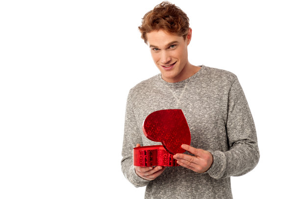 年轻人微笑着拿着礼盒图片下载