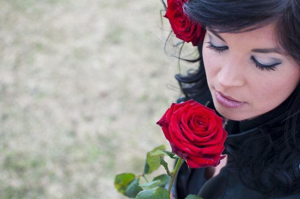 红玫瑰女人图片下载