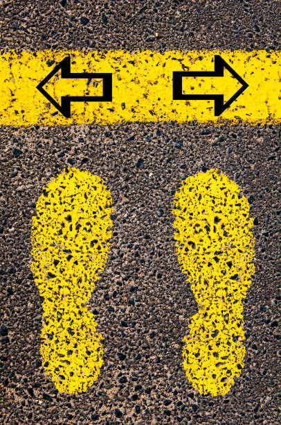 箭头向左和向右。优柔寡断概念形象图片下载