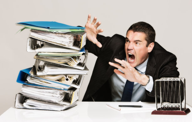 疯狂的商人试图避开办公桌上的超负荷工作图片下载