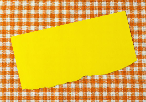 橘色桌布上的纸图片下载