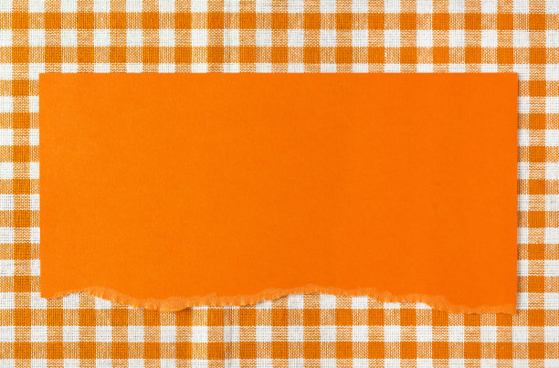 橘色桌布上的纸图片下载