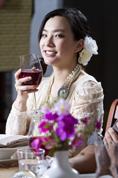 拿着酒杯的年轻女人图片下载