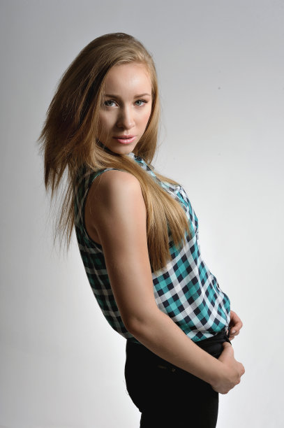 穿无袖衣服的年轻女孩图片下载