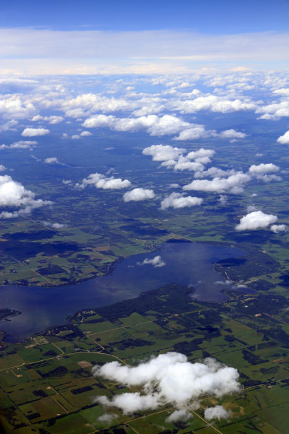 蓝色的湖图片下载