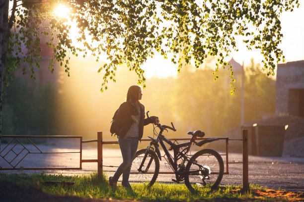 站在自行车旁边的女孩图片下载