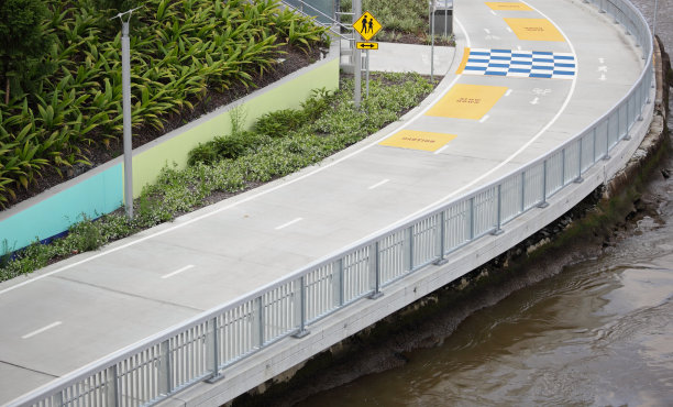 弯曲的自行车道路图片下载