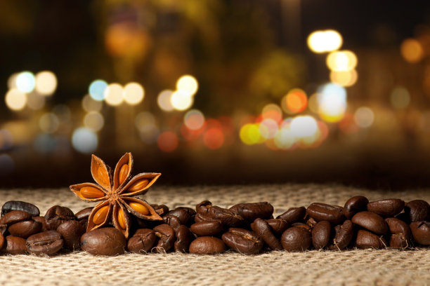 晚上喝咖啡，麻袋上放八角茴香图片下载