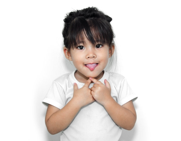 可爱的女孩露出滑稽的脸图片下载