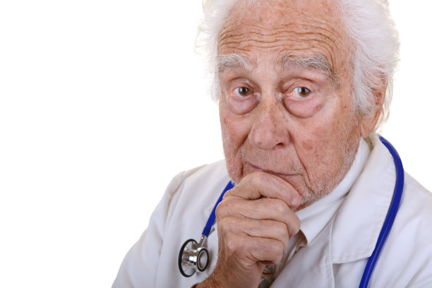 成熟的医生穿着白大褂，托着下巴图片下载