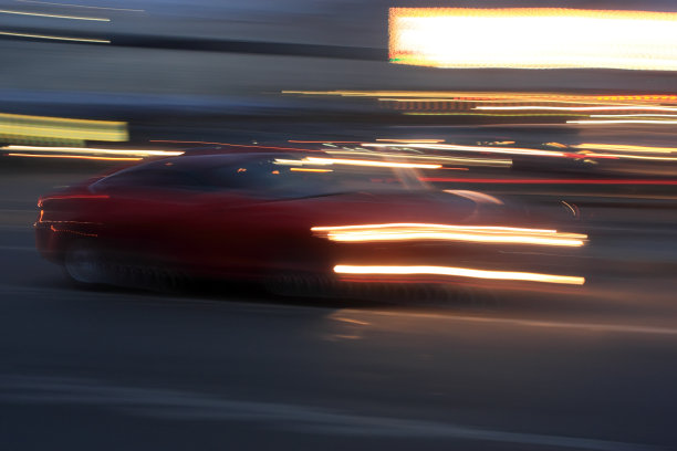 模糊车快速行驶图片下载