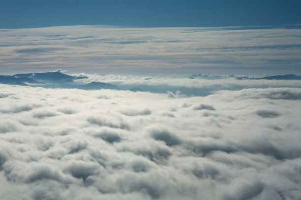 云在山谷中翻滚图片下载
