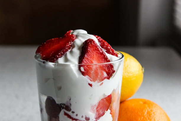 草莓和鲜奶油图片下载