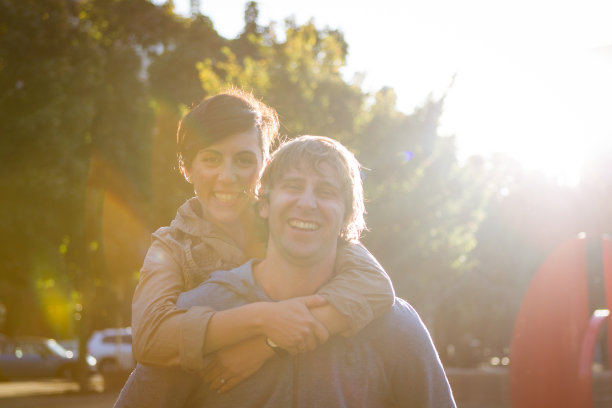 快乐的年轻夫妇图片下载