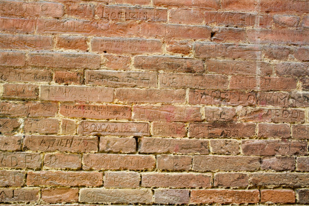 锡耶纳大学的墙上满是铭文图片下载