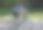 年轻的成年男性自行车骑手在公园的道路上骑自行车图片下载